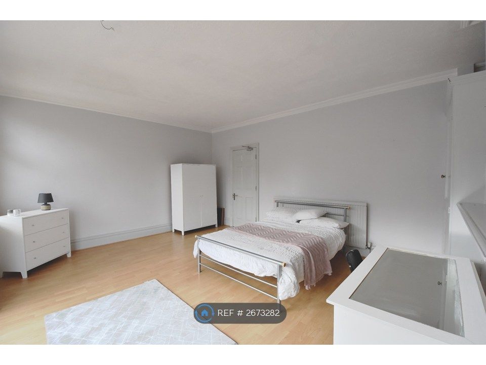 Property photo 1 of 8 Room 4