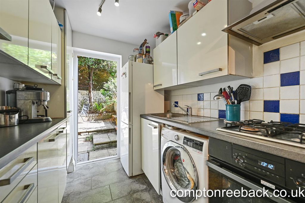 Property photo 3 of 11 Kitchen