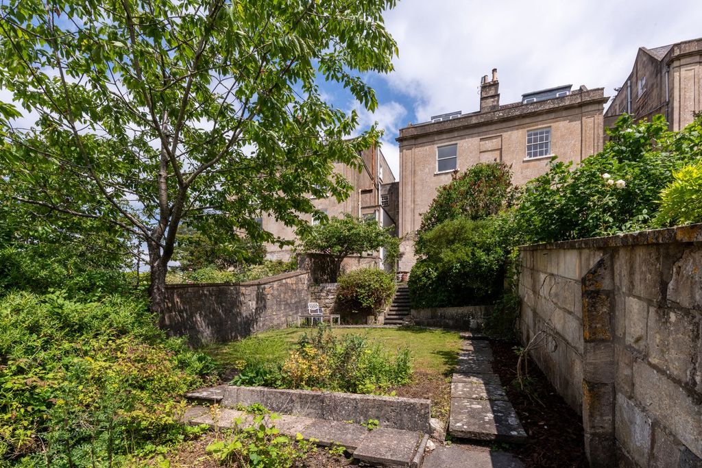 Property photo 2 of 31