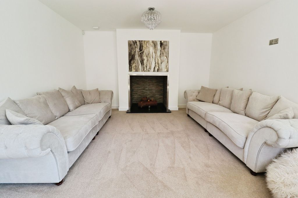 Property photo 3 of 32