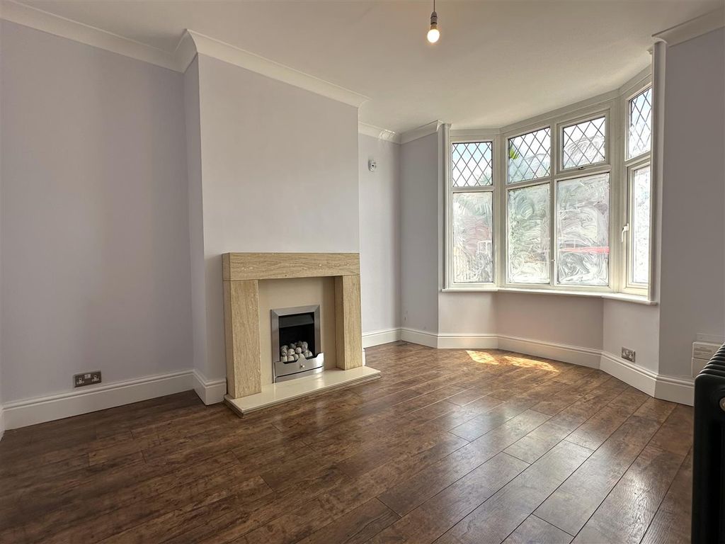Property photo 2 of 22 Bay-Fronted Lounge 990