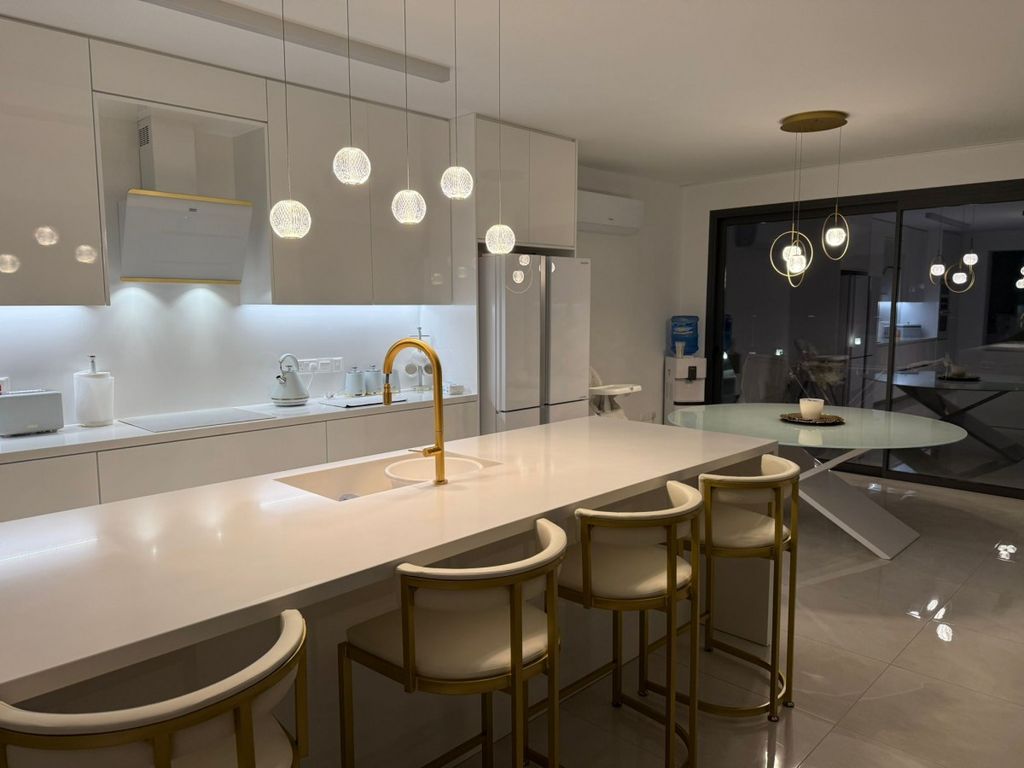 Property photo 1 of 32