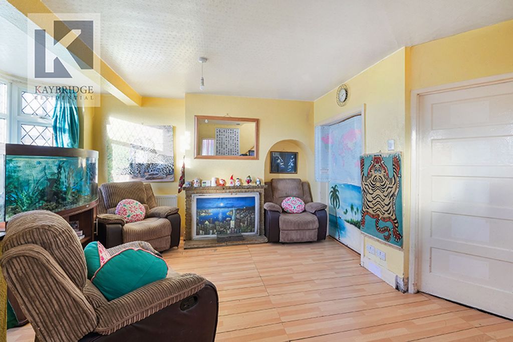 Property photo 2 of 16 Parklawn Avenue, Epsom - Kt18 7Sj