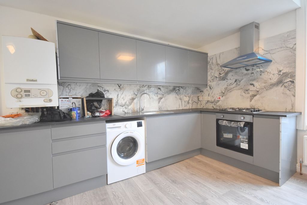 Property photo 3 of 18 Kitchen