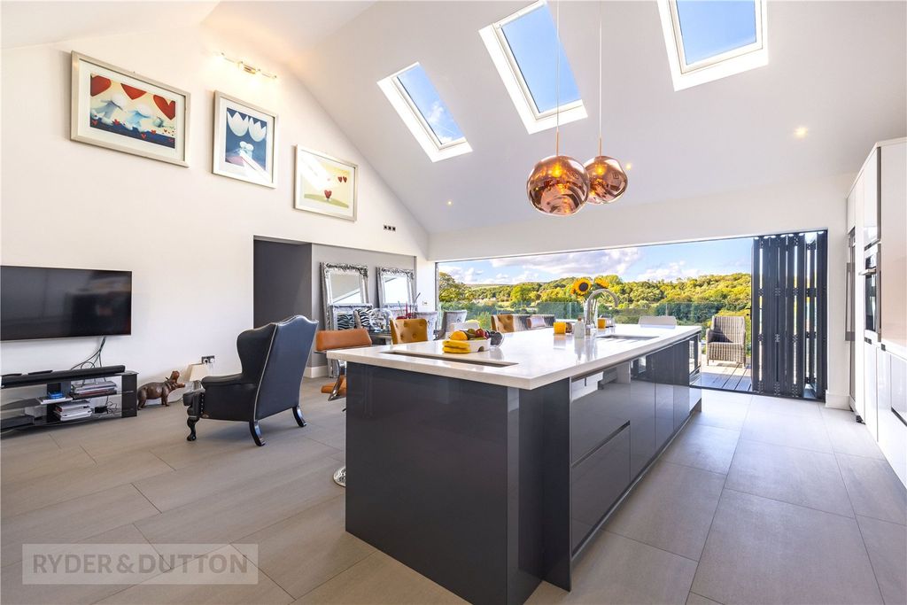 Property photo 1 of 33 Vaulted Lounge