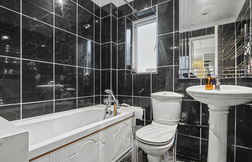 Property photo 3 of 10 4695018