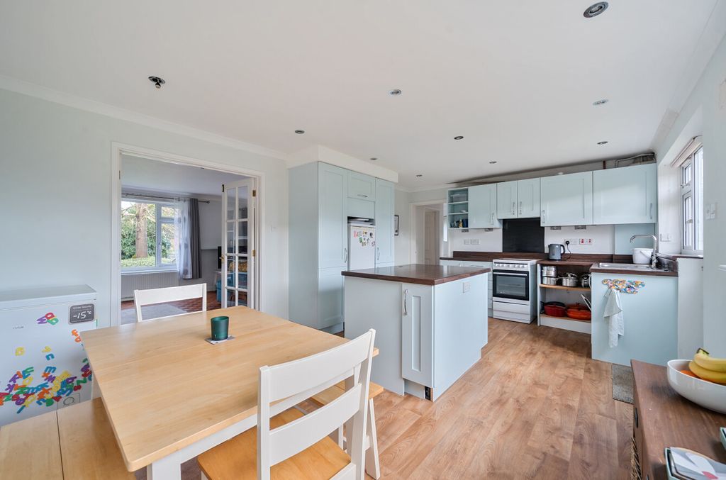 Property photo 2 of 12 1405260-20-697Ca9...