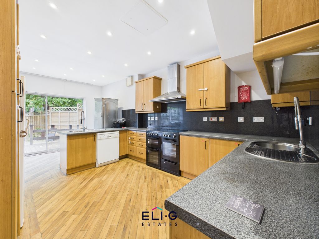 Property photo 1 of 22 A Large Detached House In The Shirehall Estate Available Asap