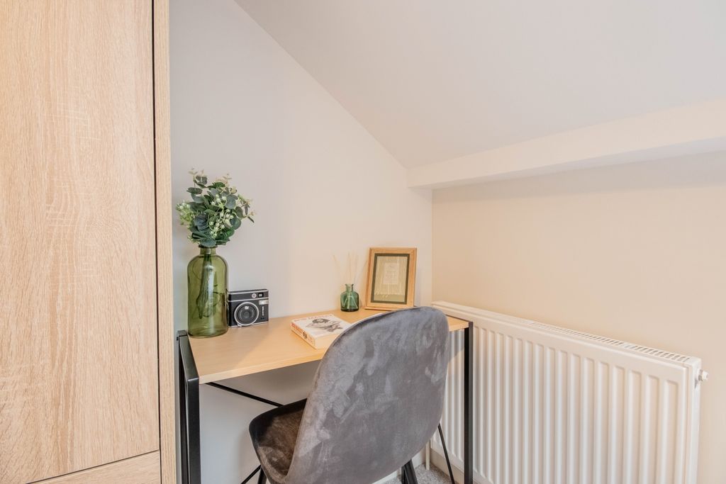 Property photo 3 of 9 E-4