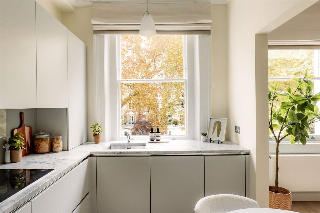 Property photo 3 of 12 Kitchen