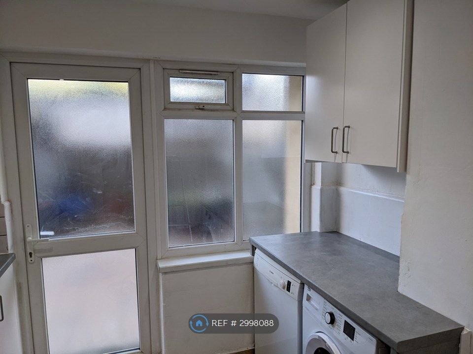 Property photo 3 of 10 Kitchen