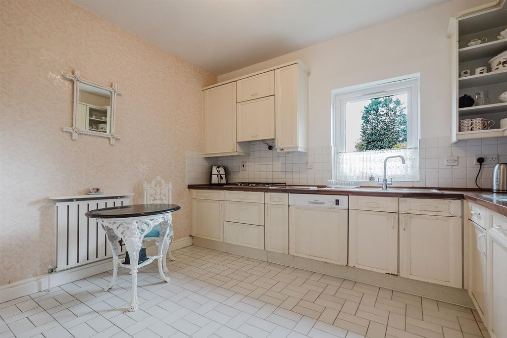 Property photo 3 of 28 Kitchen