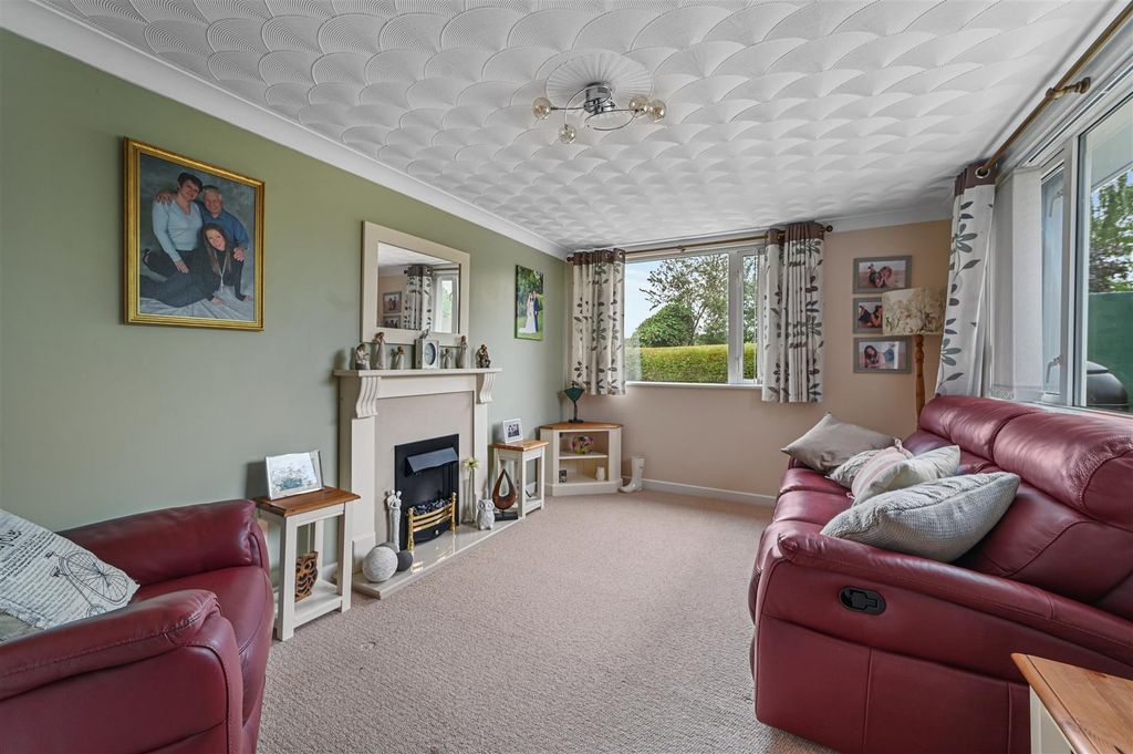 Property photo 2 of 16 Sitting Room