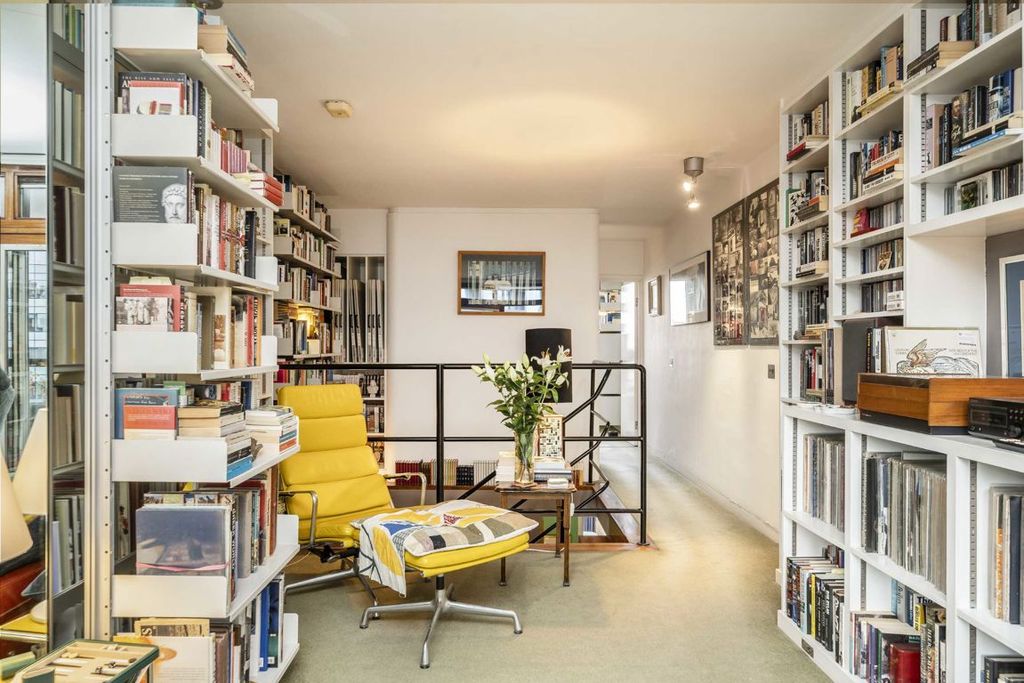 Property photo 3 of 11