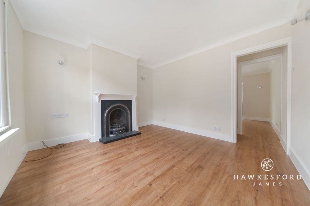 Property photo 2 of 14 High Street, Sittingbourne - Lounge