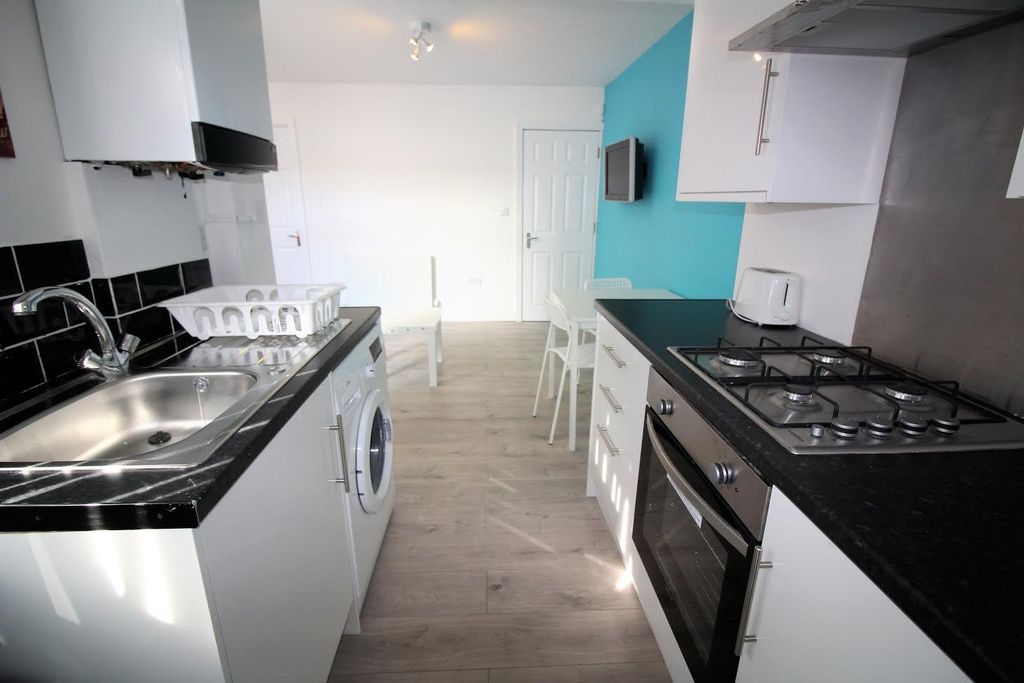 Property photo 2 of 6 Kitchen.Jpg