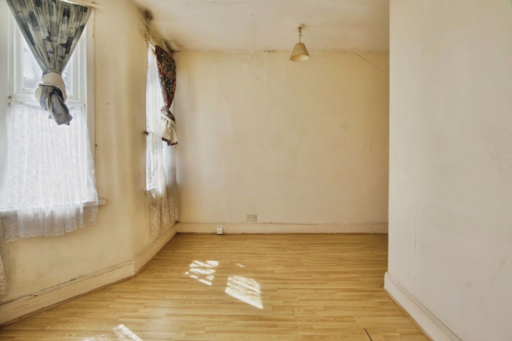 Property photo 3 of 8 Pbox-Img.Jpg