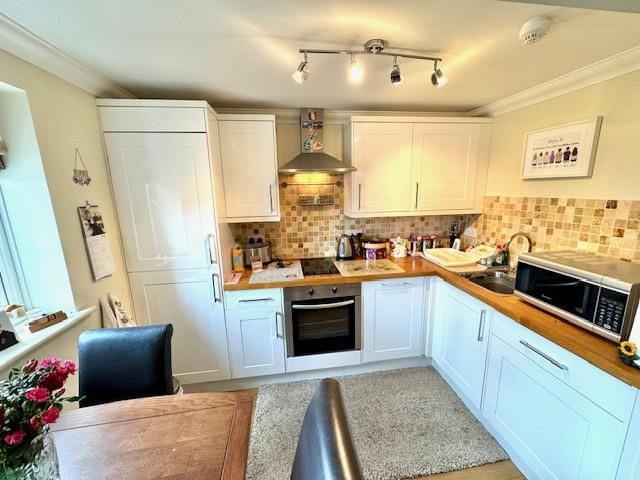 Property photo 2 of 12 Fitted Kitchen