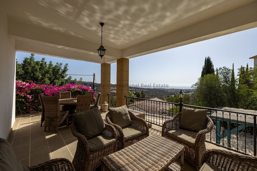 Property photo 2 of 34