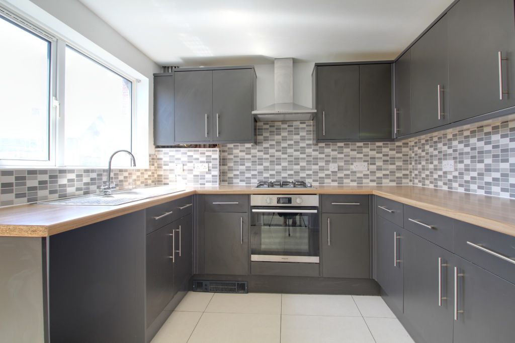 Property photo 2 of 10 Kitchen
