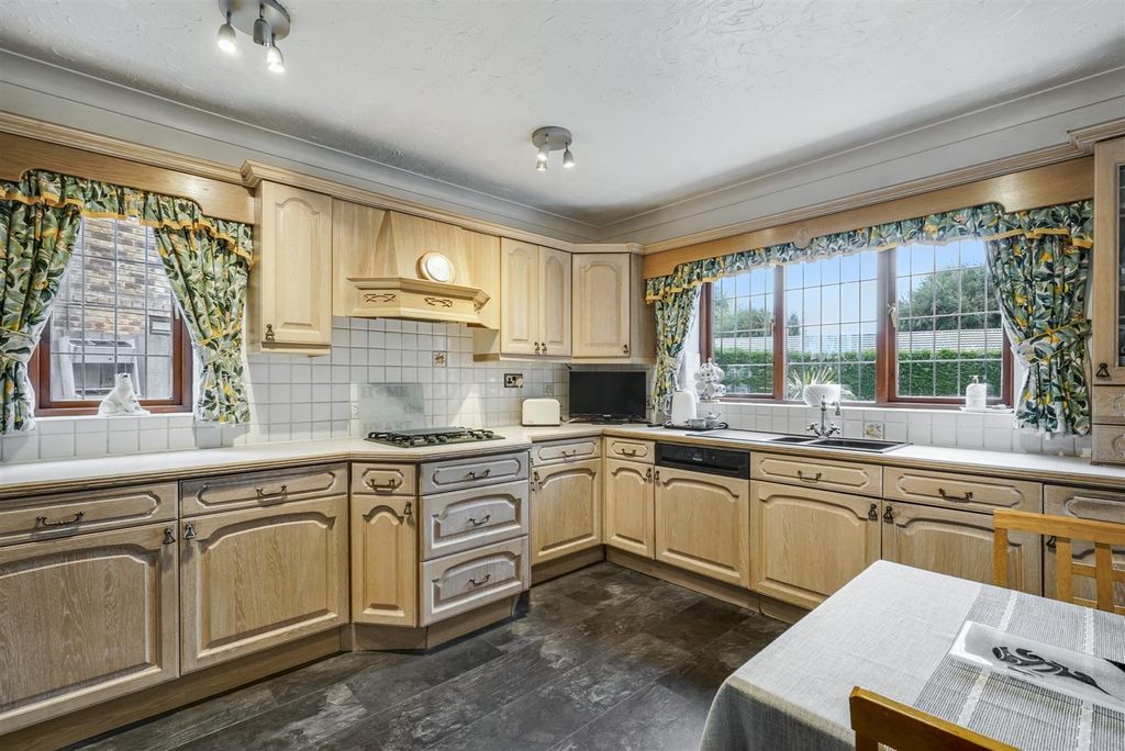 Property photo 3 of 31 Breakfast Kitchen
