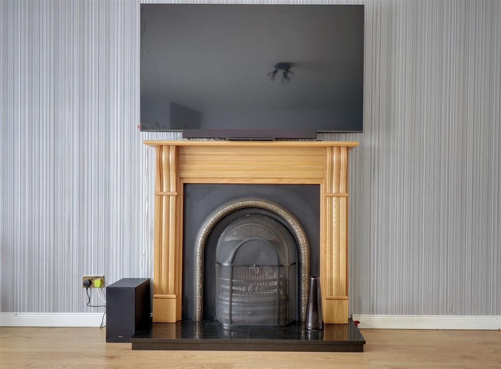 Property photo 3 of 17 Lounge