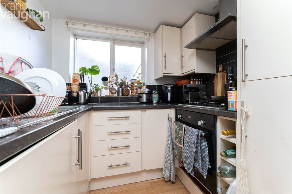 Property photo 3 of 5 Kitchen