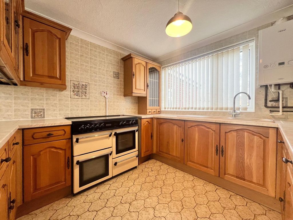 Property photo 3 of 11 Kitchen