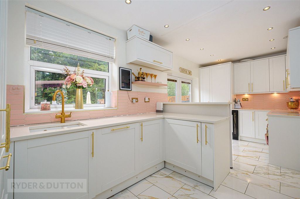 Property photo 3 of 25 Kitchen