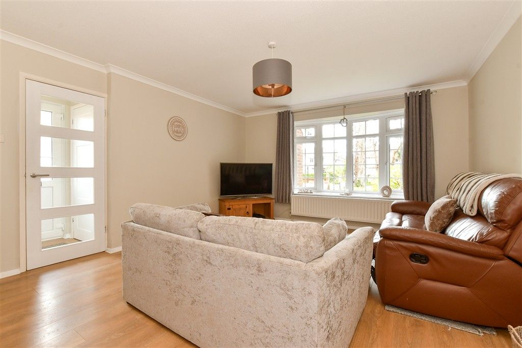 Property photo 1 of 9 Lounge