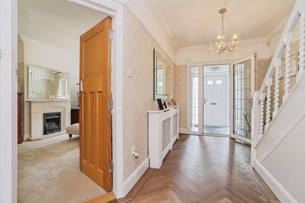 Property photo 3 of 18 Entrance Hall