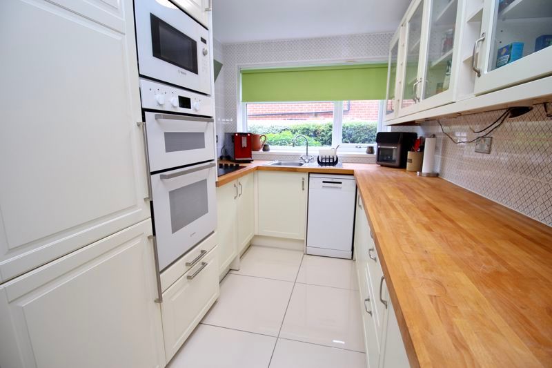 Property photo 2 of 11 Kitchen