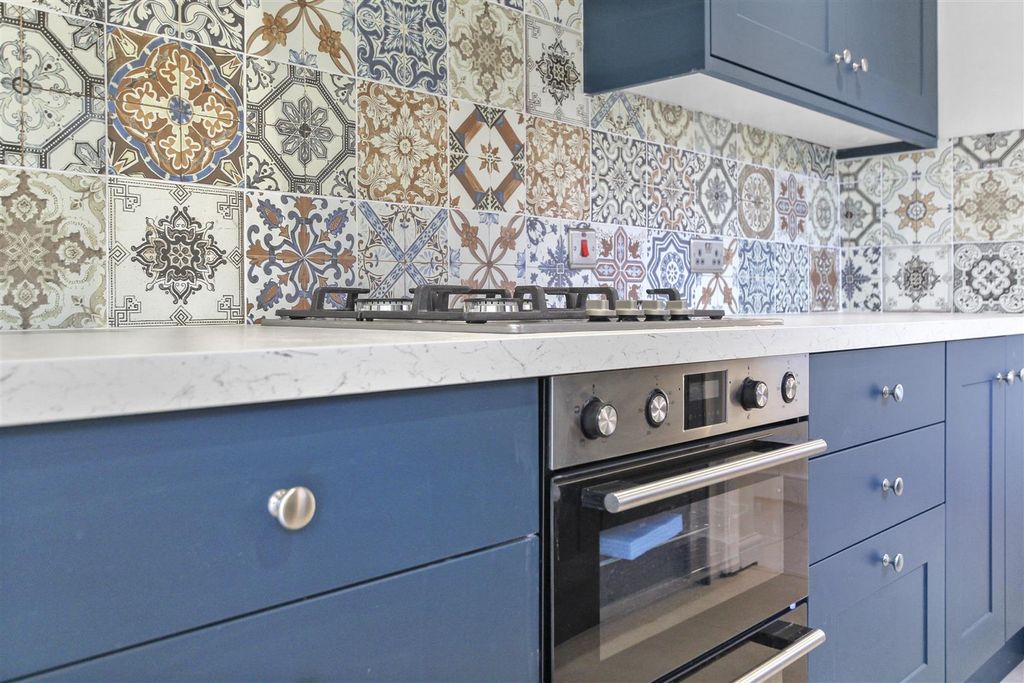 Property photo 3 of 27 Kitchen