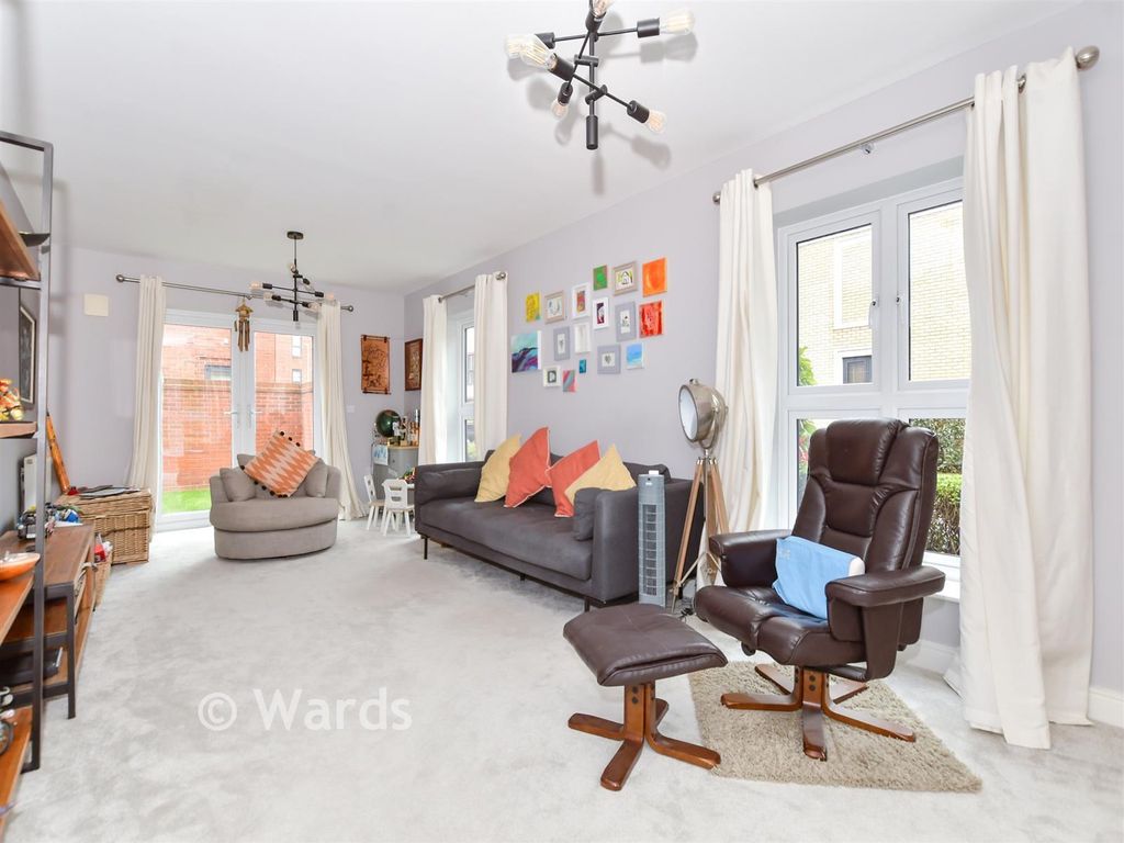 Property photo 1 of 12 Lounge