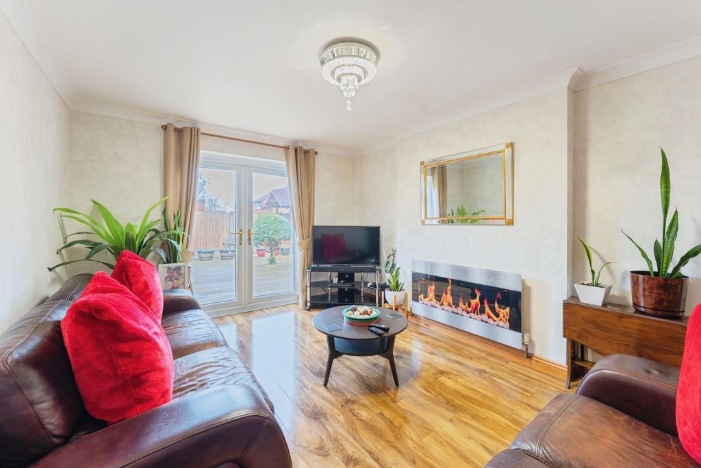 Property photo 2 of 16 Lounge