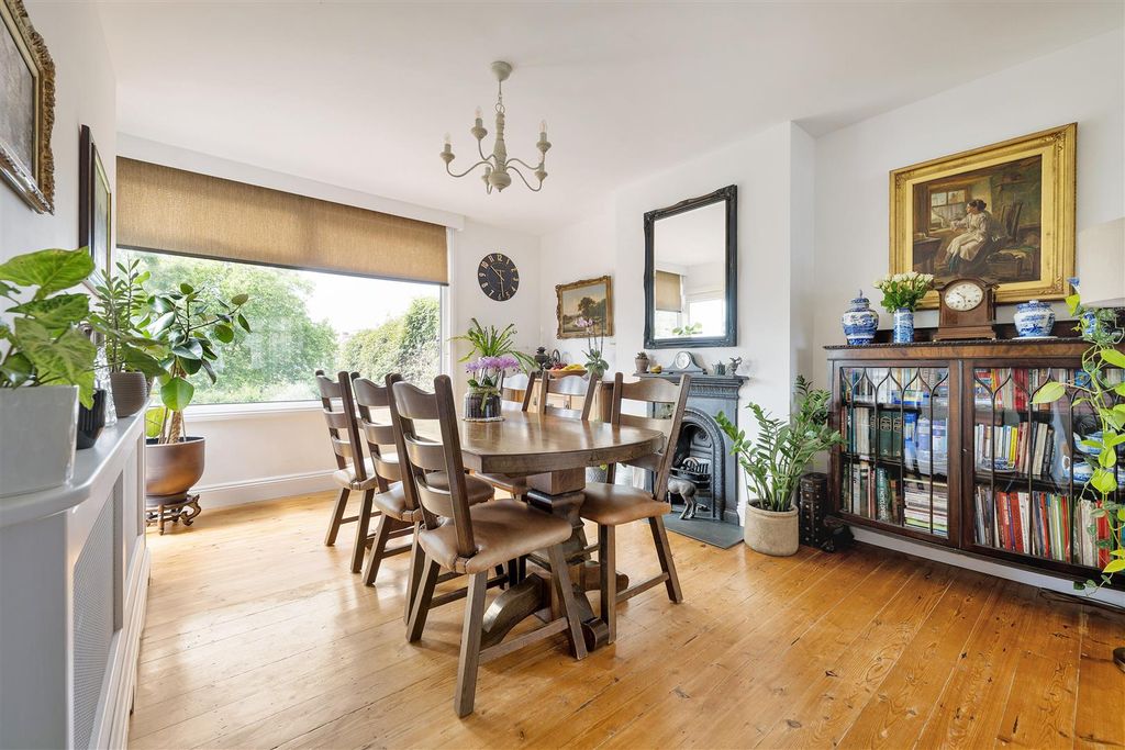 Property photo 3 of 42 Parkland Road, Ig8
