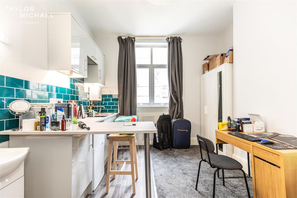 Property photo 2 of 6 Bedroom