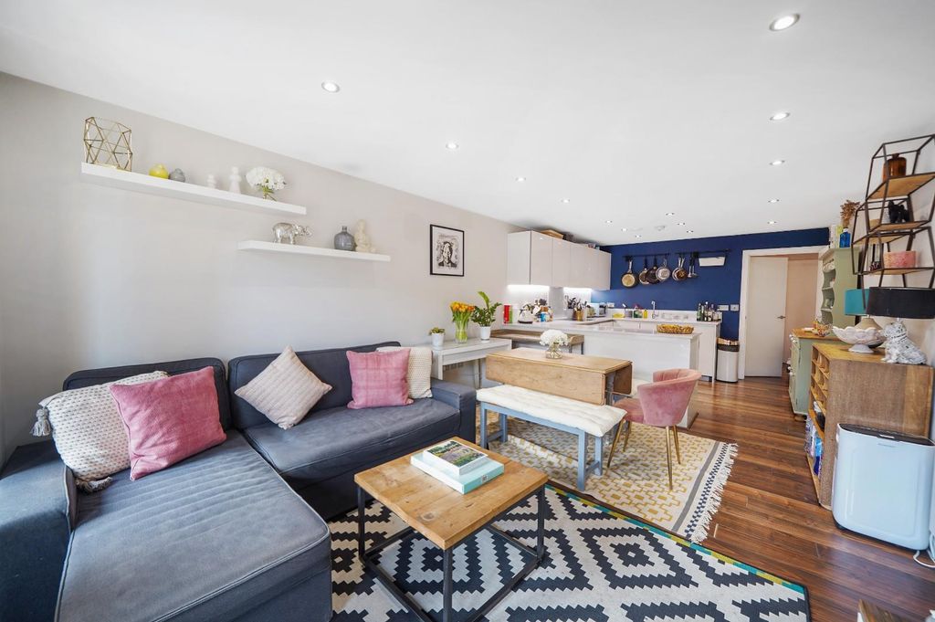 Property photo 3 of 11 Flat 7, Penny Black Court - Dnvjuqswcwroa4Gyhasj.J