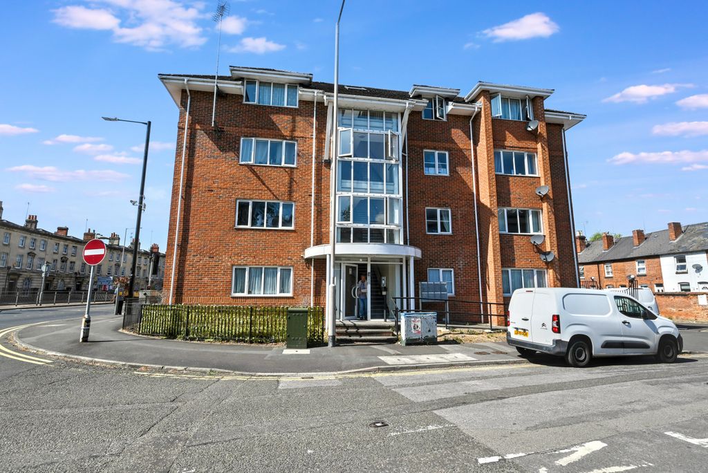 Property photo 1 of 22 Flat 1 Kings Oak Court, Rg1 4Px