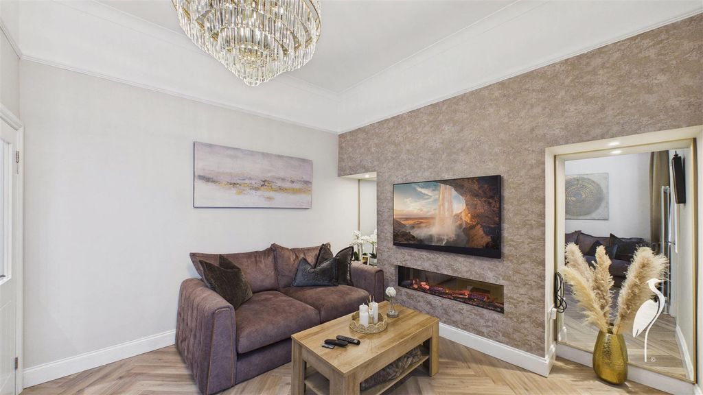 Property photo 3 of 20 Lounge