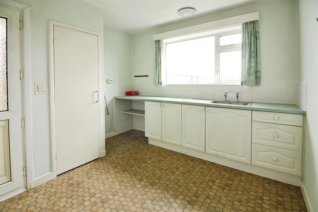 Property photo 3 of 8 Kitchen