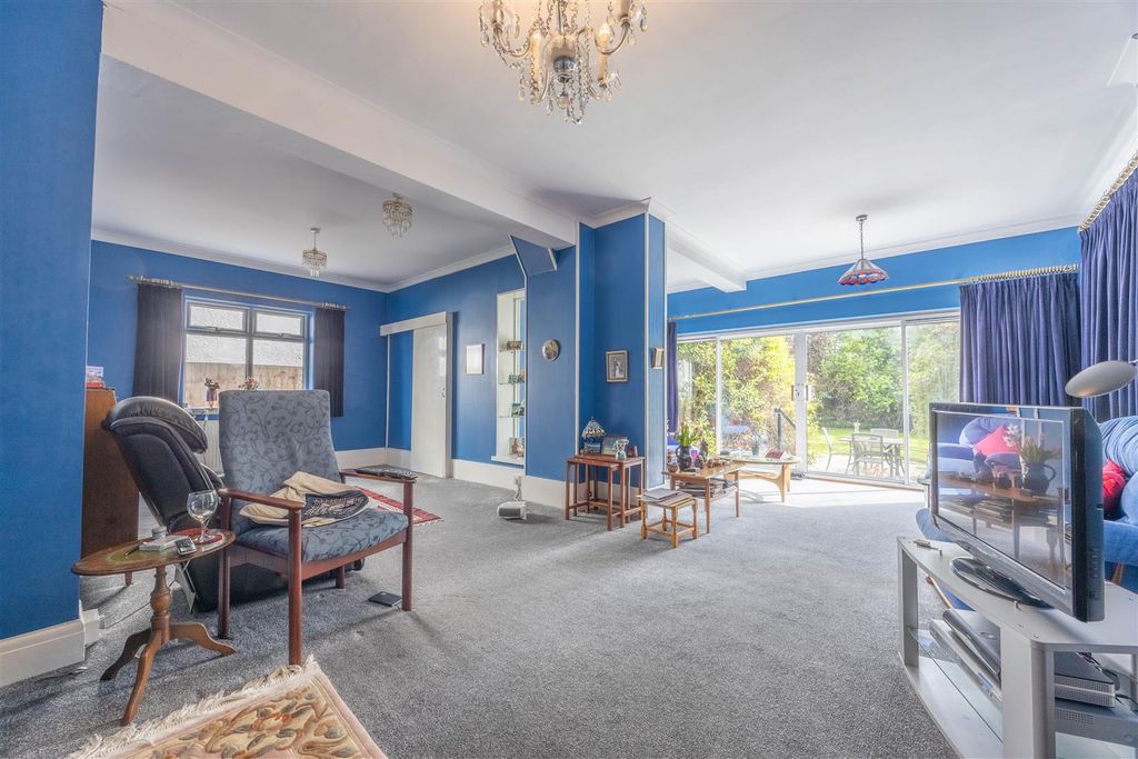 Property photo 3 of 36 Lounge