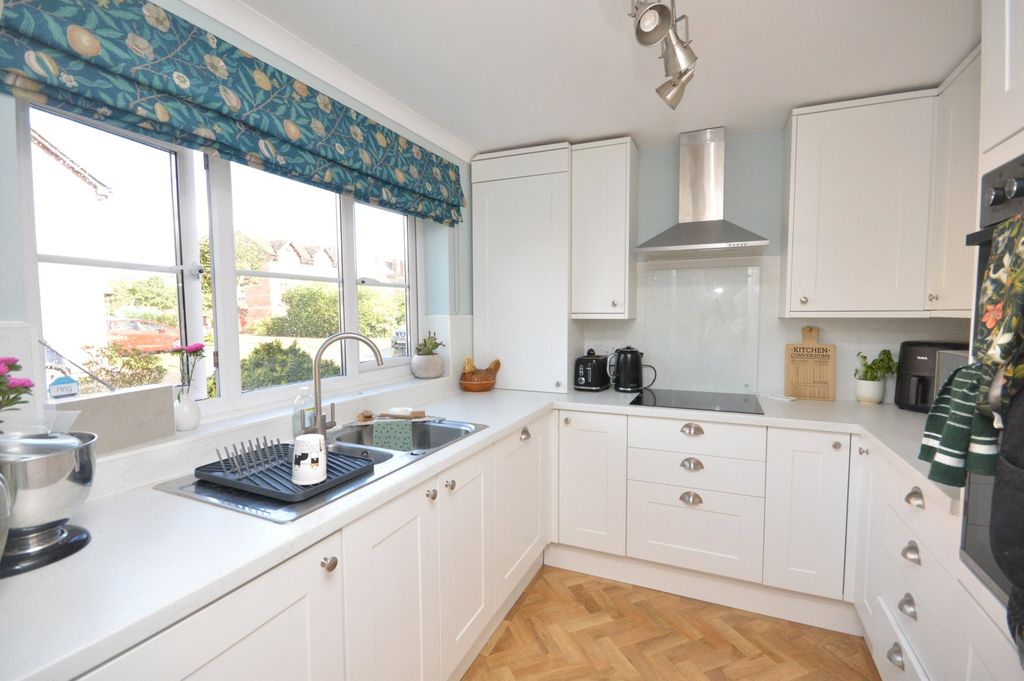 Property photo 3 of 12 Kitchen