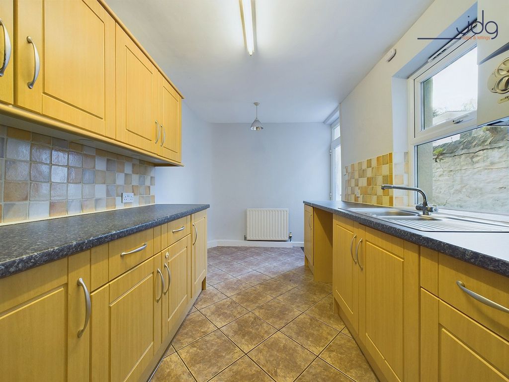 Property photo 3 of 18 Kitchen