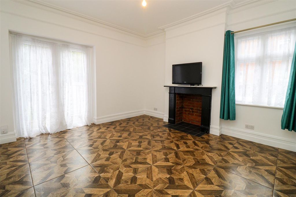 Additional image 11 of 7 bed detached house for saleSalisbury Road, Farnborough GU14