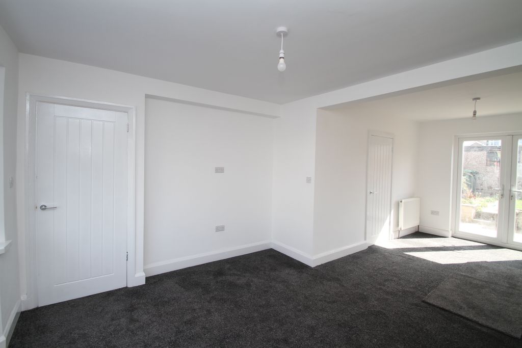 Property photo 3 of 10 Lounge/Dining Areas