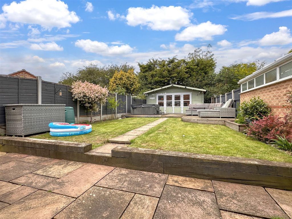 Property photo 3 of 25 Well-Appointed Rear Garden 651