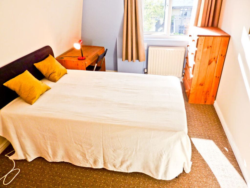 Property photo 2 of 6 A Bright And Inviting Double Bedroom With Ample Na...
