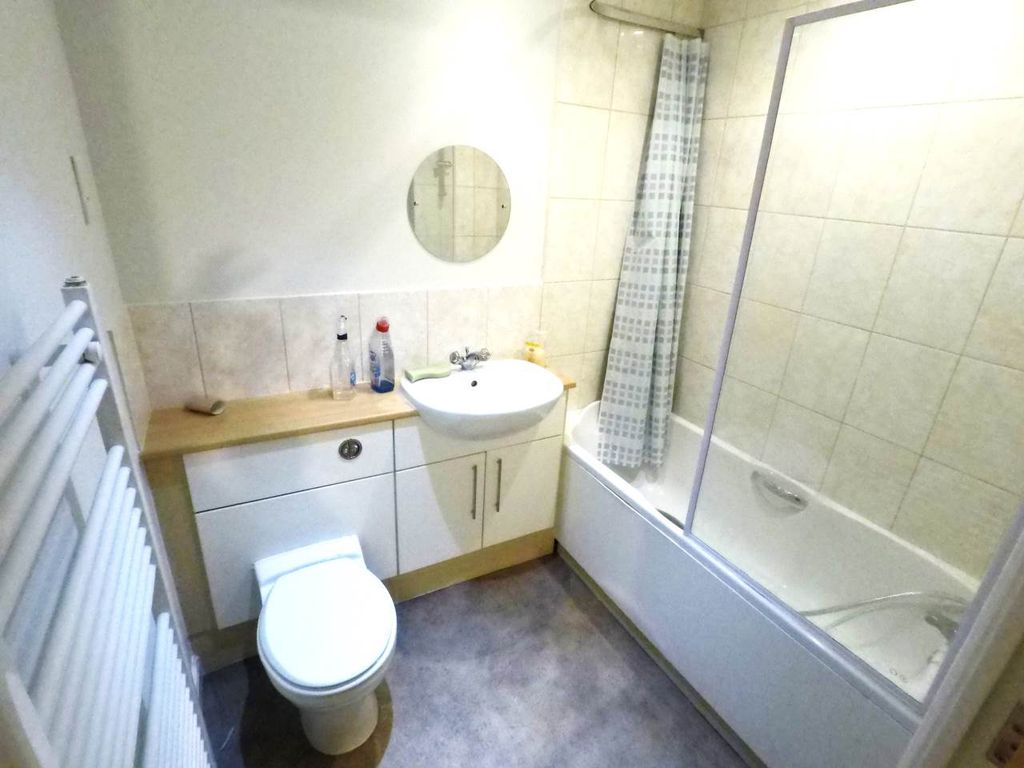 Property photo 2 of 8 Bathroom