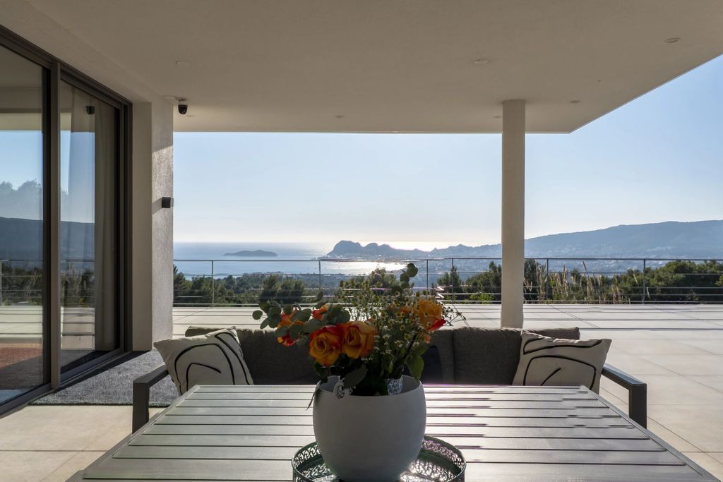 Property photo 2 of 21